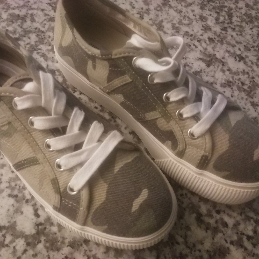 Steve Madden Emmi. Sneakers